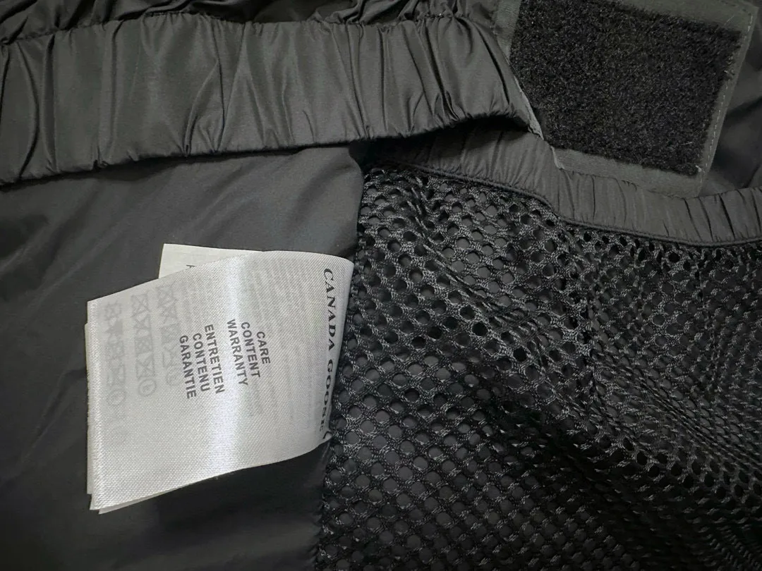 P780 Top Purchasing Version (Wolf Hair Optional) 🇨🇦CANADA GOOES 24 new models 08 models/couple models Factory direct supply: supplying global purchasing agents, micro-business, entities, Tmall, high-end stalls and studio cooperation, free shipping! Canada Goose Expedition Parka 2008 is the same style for men and women. It is mid-length and the most timeless classic. All Arctic and Antarctic scientific expedition teams choose Canada Goose as their cold-proof equipment. It is the Rolls-Royce of down jackets. ➖ Industry-leading anti-counterfeiting chip sensing. ➖ Imported Behringer embroidery machines and customized embroidery labels, the highest level and industry leading. ➖ Imported Korean 21-count polyester-cotton blended original fabric, TC85 waterproof coated fabric, water-repellent, windproof and wear-resistant. ➖ The new national standard 80 white duck down is filled with an average of 520 grams of down. The amount of down filled is industry-leading. ➖ 100% nylon lining with double double-layer sealing design to prevent velvet running, and seamless thread design on the cuffs! ➖ Western Canadian Green Wolf Collar. ➖ Yoshida YKK provides original factory-customized electroplated sliders. YKK two-way lockable zippers are tight and smooth and do not peel off paint. ➖ 3M composite Velcro is durable and the accessories and hardware are all custom-made. Note: Our copywriting is only simple and clear. Instead of bragging about the copywriting, it is better to compare and understand with samples. Only for the purest goose, the most dedicated, the most professional, the highest quality, the highest cost performance!  Size:XS-XXL